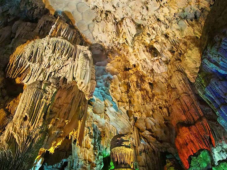 Thien Cung cave in Halong Bay