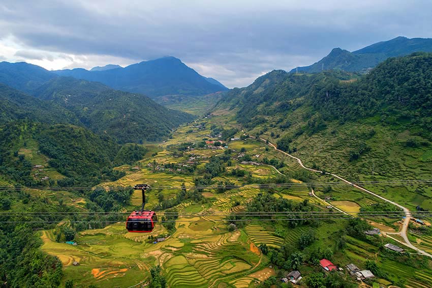 Hoang Lien Son mountain range, spectacle on the roof of Vietnam