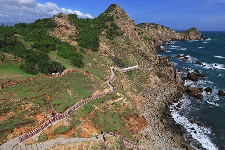 The unique moss-covered rocks of Eo Gio bay