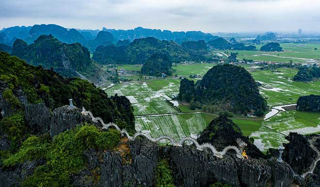 Tam Coc shimmers in silver and gold