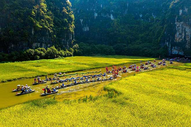 Tam Coc shimmers in silver and gold