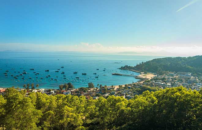 Around 20 km from Quy Nhon is the Linh Phong Pagoda, one of the oldest spiritual destinations in Binh Dinh Province. It has a 69-meter Buddha statue looking out to sea.