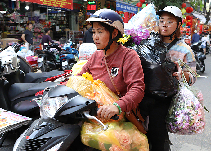 Hanoi's Old Quarter doused in typical Tet flamboyance