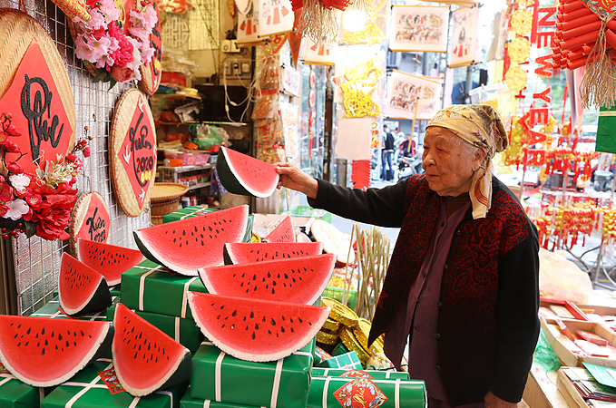 Hanoi's Old Quarter doused in typical Tet flamboyance