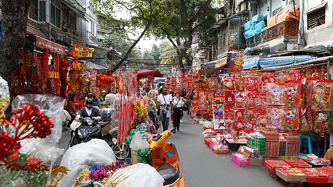 Hanoi's Old Quarter doused in typical Tet flamboyance