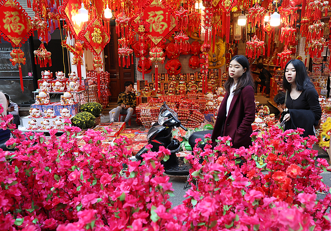 Hanoi's Old Quarter doused in typical Tet flamboyance