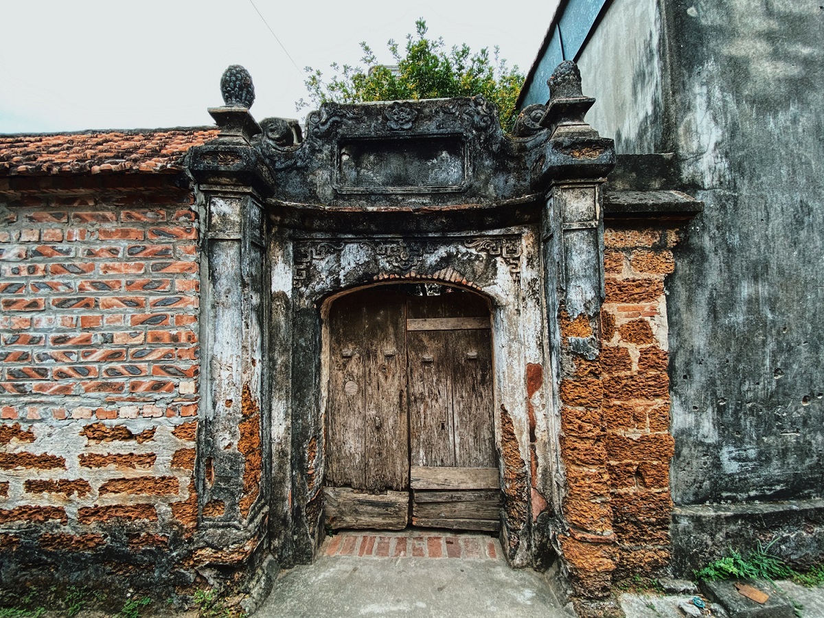 Duong Lam village charms visitors with ancient ambiance